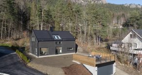 Solbergelva / Drammen Flytt rett inn i en nyoppført enebolig over 2 plan – Dobbelgarasje med takterrasse – Herlig utsikt – Grenser til marka!