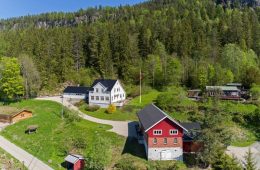 Sylling / Lier – Velkommen til Øvre Bakkerud beliggende på solsiden! Idyllisk eiendom med småbruksfølelse – Bra 655 kvm – Tomt 3143 kvm!