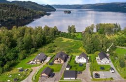Sylling Sentrum/Lier – Enebolig over 2 plan fra 2014 – 5 sov – 2 Stuer – 2 bad+ vaskerom – Oppgradert i 2019 – Stor tomt – Nær fjorden/Sentralt!