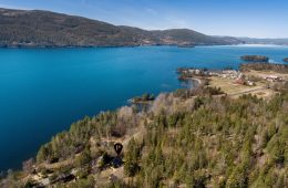 Eidsfoss / Holmestrand – Idyllisk tun nær vannet bestående av enebolig over 2 plan+ kjeller, garasje, laftet bygg og uthus – Tomt på over 1,6 mål!