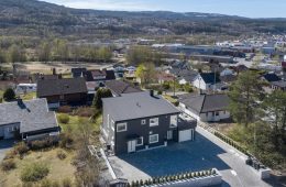 Mjøndalen / Drammen – Lekker Funkisbolig fra 2016 – Utleiedel med leieinntekter på kr 10 000,- pr. mnd. Utsikt – Garasje – Terrasser – Hage!