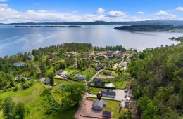 Sandviken i Sande Lekker nyere fritidseiendom – Solrikt – Nydelig sjøutsikt – Terrasser og hagestue – Garasje – Kort vei til sjøen!