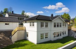 Hallermoen/Konnerud – Flytt rett inn i en delikat, nyoppført villa m/dobbeltgarasje – Solrike uteplasser – Barnevennlig!