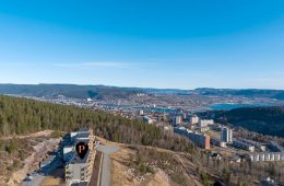 Gjerpenkollen / Drammen Lys og tiltalende 3-roms selveier – Garasjeplass – To solrike verandaer – Vidstrakt utsikt – Heis – Turområder rett ved.