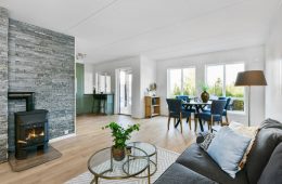 Tranby / Lier. Betydelig renovert 3-roms rekkehusleilighet – Garasje – Solrik terrasse med flott utsyn. Trappefritt.