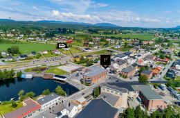 Vestfossen Sentrum/ Øvre Eiker Nyere 3(4)-roms selveierleilighet m/garasje – Heis – 2 boder – Matbutikk i 1.etg – Nær togstasjon, badevann og sentrum!