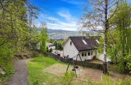 Stenseth / Krokstadelva / Drammen Halvdel av vertikaldelt tomannsbolig over 3 plan innerst i blindvei – Garasje – Utsikt – Solrikt – Hage – Barnevennlig!