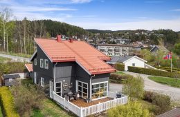 Krokstadelva Sentralt / Drammen Lekker enebolig o/2 plan fra 2006 – 4 sov – 2 bad+ vaskerom – Solrikt – Utsikt – Sydvendt terrasse – Nær barnehage/skole