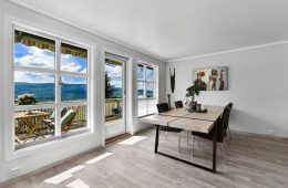 Stenseth / Krokstadelva / Drammen Innholdsrik enebolig o/3 plan med storslått utsikt – Carport – Hage – Terrasser – Solrikt – Barnevennlig – Tett på marka!