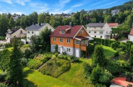 Austad / Drammen – Innholdsrik enebolig m/garasje – Flott panoramautsikt – Herlig veranda – Stor hage – 6 soverom – Gangavstand til sentrum