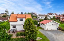 Røren / Hokksund Velholdt enebolig o/3 plan med dobbelgarasje/verksted med ekstra takhøyde – Idyllisk hage m/stabbur – Solrike uteplasser