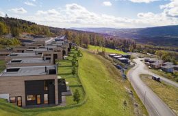 Nye lekre funkisboliger med fantastisk panoramautsikt beliggende svært solrikt! Kort reisevei til Asker/Drammen!