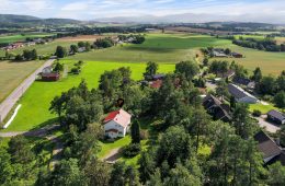 Galleberg/Sande Koselig enebolig over 2 plan + kjeller. Småbruksfølelse. Tomt på 4,2 mål – Stor, usjenert hage – Sentralt!