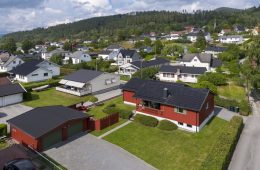 Krokstadelva Sentralt / Drammen Meget barnevennlig beliggende enebolig over 2 plan med dobbel garasje – Usjenerte uteplasser – Hage – Solrikt – Sentralt