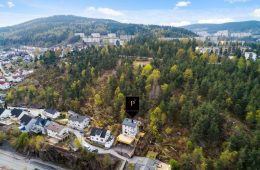 Tangen/Drammen Oppgradert halvdel av tomannsbolig o/2 plan m/2 praktikantdeler – Potensielle leieinntekter kr 25 000,- pr mnd – Carport