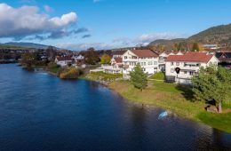 Gamle Hokksund / Øvre Eiker Pen halvpart av tomannsbolig – Nydelig elveutsikt – Solrike uteplasser – 3 sov – Garasje m/plass til 3 biler+ verksted!