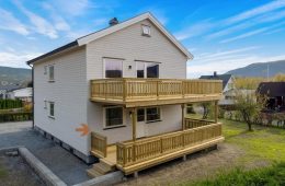 Solbergmoen / Nær Krokstadelva Lekker, betydelig renovert halvpart av tomannsbolig – Lite trapper – Stor terrasse – Solrikt – P-plass – Nær buss/butikk!