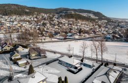 Krokstadelva Sentralt / Drammen Sentralt beliggende enebolig o/2 plan – Garasje – God takhøyde i underetasje – Solrikt – Terrasse – Hage – Barnevennlig!
