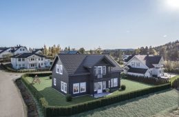 Konnerud/Stordammen – Stilsikker enebolig under oppføring – Ferdig Q2 2021 – Idyllisk v/badevann – Mulighet for garasje!