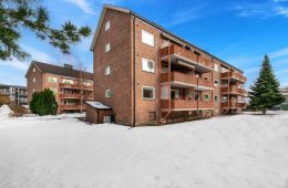 Strømsø / Drammen Pen 3-roms Topp/endeleilighet med solrik veranda – Parkeringsmuligheter. Varmtvann inkludert! Lavblokk. Nær togstasjon!