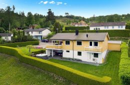 Øverskogen / Sylling / Lier Pen enebolig over 2 plan med garasje – Solrikt – Nær fjorden – Terrasse – Jacuzzi – Peis – Nær Sandvika over Sollihøgda!