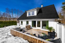 Hallermoen / Konnerud – Lekker modernisert enebolig – Garasje – Hage – Solrik terrasse – 4 sov – 2 bad – 2 stuer – Barnevennlig – Nær skole/buss!