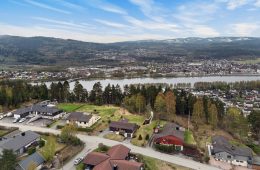Krokstadelva / Drammen Fantastisk beliggende enebolig o/2 plan m/garasje – Stor tomt der utnyttelsesgraden ikke er utnyttet – Utsikt – Solrikt!