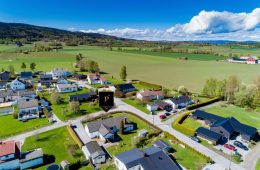 Mjøndalen Sentralt / Drammen Fantastisk beliggende enebolig over 2 plan m/garasje – Stor tomt der utnyttelsesgraden ikke er fullt utnyttet – Solrikt!