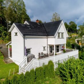 Konnerud – Velholdt, pen enebolig m/garasje – Vesentlig oppgradert i 2012 – Skjermet terrasse – Familievennlig.
