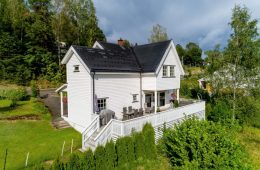 Konnerud – Velholdt, pen enebolig m/garasje – Vesentlig oppgradert i 2012 – Skjermet terrasse – Familievennlig.