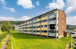Åssiden / Drammen Pen 3-roms endeleilighet – Stor, innglasset veranda – Gode solforhold – Lite trapper – P-plass – Sentralt.