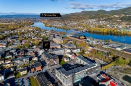 Mjøndalen Sentrum / Drammen Stilren nyere 3-roms sentrumsleilighet fra 2017 – Overbygd veranda – Romslig stue – Gasspeis – Garasje – Heis – 3 boder!