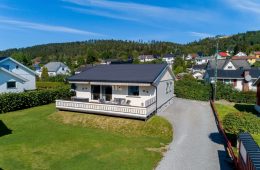 Krokstadelva Sentralt / Drammen Meget barnevennlig beliggende enebolig over 2 plan med garasje – Hage – Solrikt – Blindgate – Rolig – Sentralt!