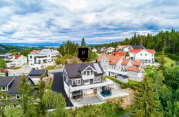 Bødalen / Asker Innholdsrik enebolig fra 2012 med dobbelgarasje og integrert garasje/verksted – Solrikt – Utsikt – 2 stuer og 4 soverom!