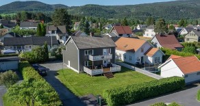 Losmoen: Hel horisontaldelt tomannsbolig*Ypperlig utleieobjekt*2 lekre bad*Terrasse*Veranda*Garasje!