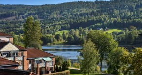 Åssiden: Lekker 3-roms eierleilighet i toppetasjen*Solrik terrasse med utsikt mot elven*Garasje*Heis*Elveparken!