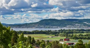 Sørumlia /Lier: Enebolig over 2 plan med hybel*Fantastisk panoramautsikt mot fjorden*Garasje*Solrikt*Nær marka og tog*