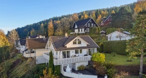 STRØMSÅSEN – Familiebolig med fantastisk panoramautsikt*2 terrasser*Solrikt*Hage*Garasje* Mulighet for kjøp av nabotomt*