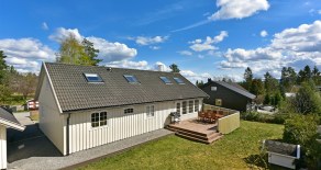 Ormåsen – Pen og innholdsrik enebolig med terrasse – Solrik hage – Garasje – 4 sov – 2 stuer – 2 bad – Barnevennlig