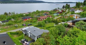 Øgarden hyttefelt/Sande- Velholdt, sjarmerende hytte m/båtplass – Stor, solrik terrasse – Fjordutsikt – Unik sommeridyll