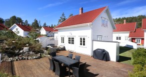 Risør/Øysang Brygge – Moderne fritidsbolig med nydelig utsikt over Hødnebøkilen – 4 sov – Båtplass – 50 meter til sjøen!