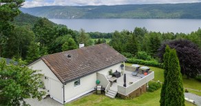 Øverskogen – Koselig enebolig med nyere dobbelgarasje, stor terrasse og grillhus. Solrik beliggenhet med fjordutsikt!