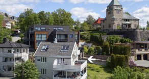 Toppenhaug – Unik toppleilighet i et særdeles eksklusivt villaområde – Panoramautsikt – Unike solforhold – Terrasse