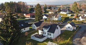 Steinberg – Koselig enebolig m/garasje på solrik tomt m/idyllisk hage, stor terrasse og drivhus i barnevennlig miljø.