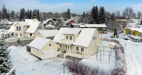 Konnerud- Koselig familiebolig m/to ildsteder, tre terrasser og garasje. Barnevennlig med fire sov, to bad og stor hage.