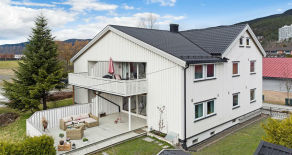 Åssiden – Pen 4-roms over to plan med 2 stuer, 3 soverom + 1 gjesterom, solrik markterrasse og idyllisk privat hage