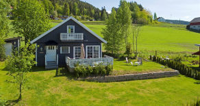 Gjerdal – Betydelig påkostet fritidsbolig m/anneks, nydelige sol- og utsiktsforhold. Tilgang til båtfeste og badestrand!
