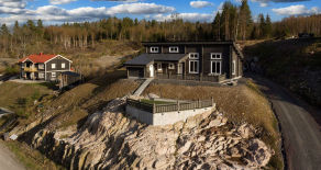 Eidsfoss- Unik håndlaftet enebolig i eventyrlig landskap, med golfgreen, solfylte uteplasser og vakker utsikt!