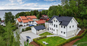 Vollen – Praktvilla fra 2011 – Hybel m/leieinntekter på 14 000,- pr. mnd – Solrik terrasse m/fjordutsikt – Dobbelgarasje