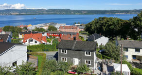 Hedensrud- Svært påkostet enebolig i blindvei med nydelig fjordutsikt. Solrik hage med idylliske uteplasser.